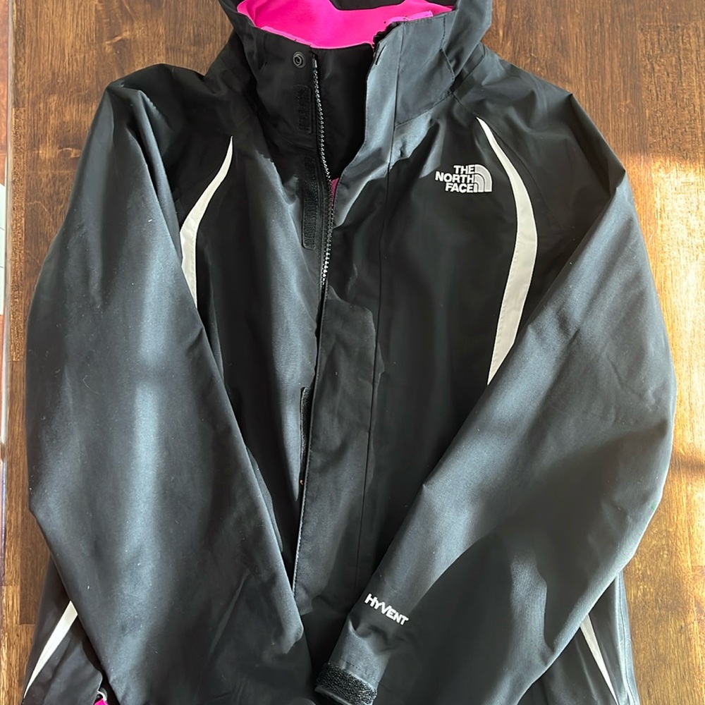 The North Face girls lightweight/windbreaker jacket